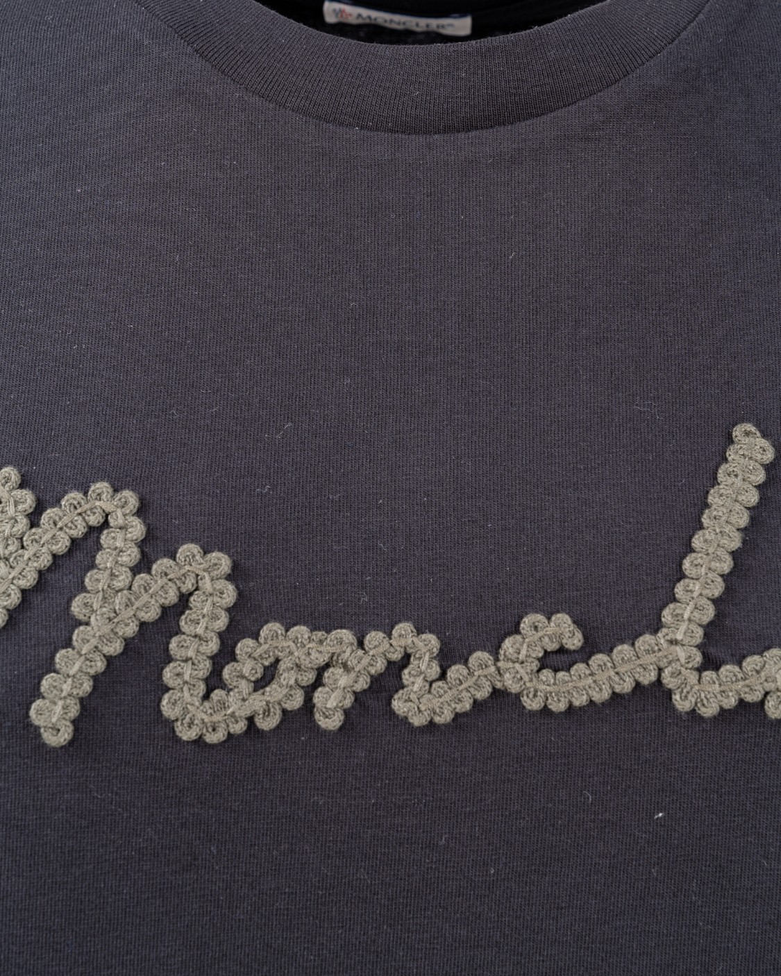 shop MONCLER Saldi T-shirt: Moncler t-shirt realizzata in jersey di cotone.
Logo del brand lettering ricamato sul petto.
Piccolo logo sulla manica.
Collo a giro.
Maniche corte.
Composizione: 100% cotone.
Made in Turkey.. 8C00014 829HP-999 number 7252124